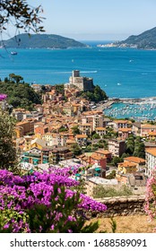 Vista aérea de la ciudad de Lerici, en el fondo Portovenere o Porto Venere con la isla de Palmaria. En el Golfo de La Spezia, Liguria, Italia, Europa