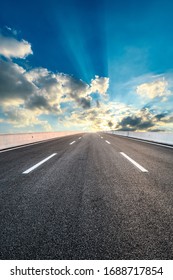 Asfaltová dálnice silnice a obloha západ slunce mraky krajina.