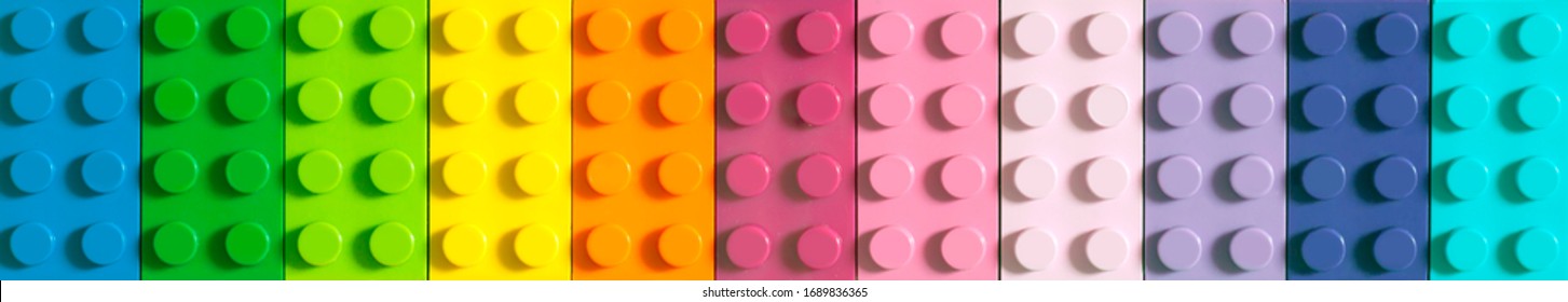 Veel speelgoedblokken in verschillende kleuren vormen één grote vierkante vorm in bovenaanzicht. Speelgoed en spelletjes.