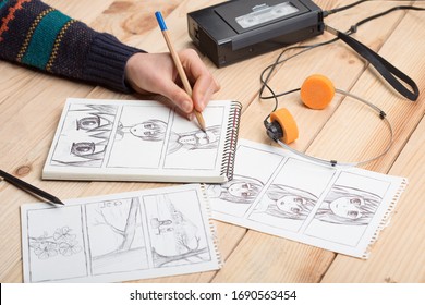 Artista dibujando un cómic de anime en un estudio. Escritorio de madera, luz natural. Concepto de creatividad e inspiración.