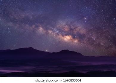 Milchstraßengalaxie am Berg mit Sternen und Weltraumstaub im Universum, Langzeitbelichtung, Nachtlandschaft mit bunter Milchstraße, Sternenhimmel mit Hügeln, wunderschönes Universum, Weltraumhintergrund.