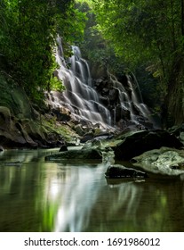 Kanto Lampo zasłony siklawa i rzeka w lasowym jarze, długa ujawnienie fotografia blisko Ubud, Bali, Indonezja