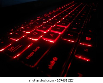 ゲーム用ラップトップの赤いバックライト付きキーボード