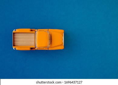 Gele Retro autobestelwagen op een blauwpaarse achtergrond. Bovenaanzicht met kopie ruimte. plat leggen