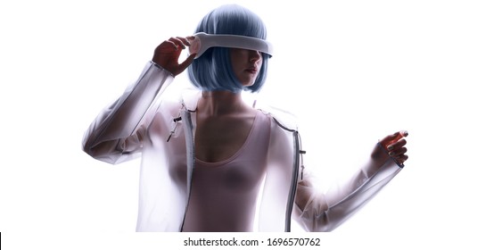 ผู้หญิงสวยผมสีน้ำเงินในชุดล้ำยุคบนพื้นหลังสีขาว หญิงสาวสวมแว่นเสมือนจริง ความจริงเสริม เกม เทคโนโลยีแห่งอนาคต แนวคิด AI VR