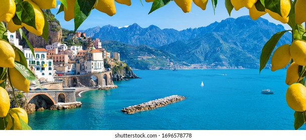 Panoramablick auf die kleine Stadt Atrani an der Amalfiküste in der Provinz Salerno, Region Kampanien, Italien. Die Amalfiküste ist ein beliebtes Reise- und Urlaubsziel in Italien. Reife gelbe Zitronen im Vordergrund.
