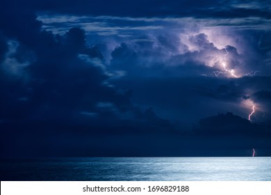 Nubes de cúmulo masivas y relámpagos en la noche sobre el Mar Negro