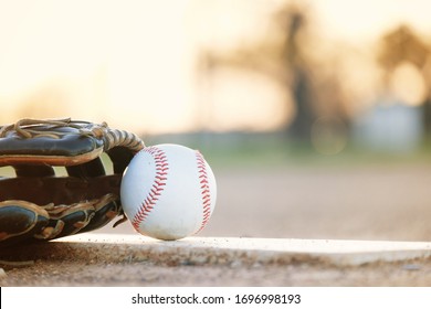 Sao chép không gian trên nền mờ bằng bóng chày với găng tay, đặt trên sân thể thao.