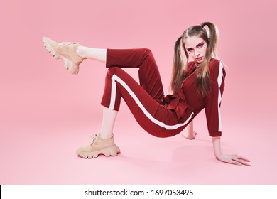 Modni koncept. Sportsko šik stil. Portret cijele dužine lijepe djevojke u modernoj sportskoj odjeći.