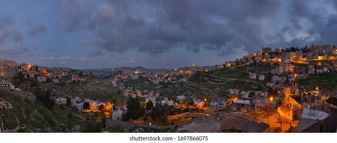 Kijk 's avonds op straten met nachtverlichting in de oude historische bijbelse stad Bethlehem in de Palestijnse regio in Israël