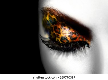 Schönheits-Mode-Modell Girl mit Feiertags-Leopard-Make-up. Golden Wild Cat Eyes Make-up-Lidschatten. Schönes Frauengesicht mit perfekter Haut. Tierisches Make-up. Schwarz-Weiß-Portrait-Nahaufnahme