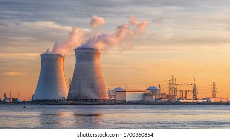 Khung cảnh buổi chiều muộn nhìn ra bờ sông với lò phản ứng hạt nhân Doel, Cảng Antwerp, Bỉ.
