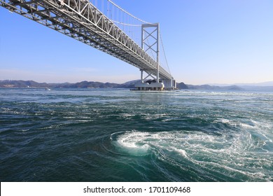 Naruto-Strudel und Ōnaruto-Brücke in Shikoku, Japan