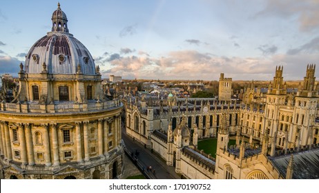 Radcliffe Camera e All Souls College na Universidade de Oxford. Oxford, Inglaterra