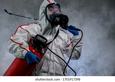 スプレーを使用して表面からバクテリアを除去する、COVID 10 に対するプロの完全武装消毒器の肖像画。保護マスク、手袋、スーツを着用してください。パンデミック、流行、コロナウイルスのコンセプト