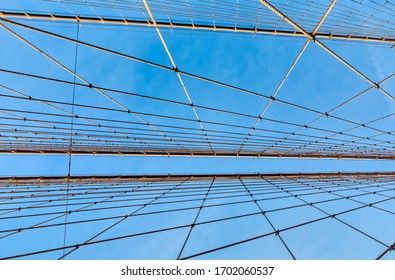 Red de cables del puente de Brooklyn contra el cielo azul, Nueva York