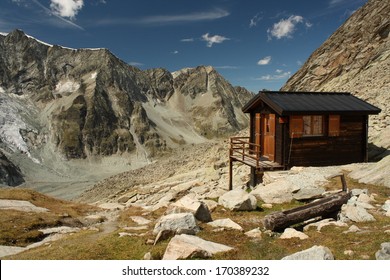 Blockhütte in den Schweizer Alpen