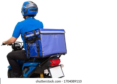 Leveringsmand iført blå uniform kørende motorcykel og leveringskasse. Motorcykel leverer mad eller pakkeekspresservice isoleret på hvid baggrund