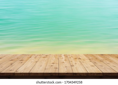 夏のぼやけた海でテクスチャーのある木製の床の空の上部。