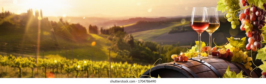 Glas Wijn Met Druiven En Vat Op Een Zonnige Achtergrond. Italië Toscane