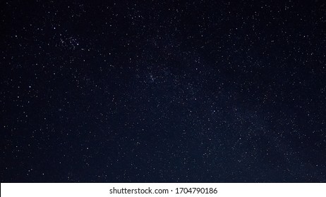 Cielo nocturno estrellado como fondo. Espacio interestelar oscuro.