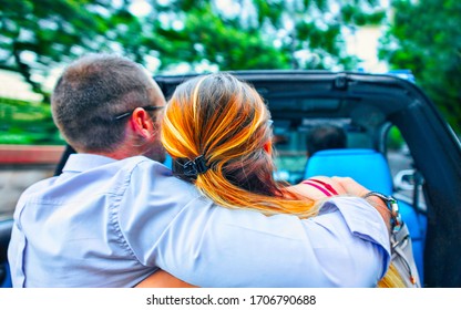 Romantikus pár taxiban Marina Piccola Capri szigetén, Olaszországban, Nápolyban. Emberek autóval a Földközi-tengeren az olasz tengerparton. Anacapri Európában. Kilátás az Amalfi tájra. Nyaralás és nyaralás.