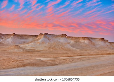 ゼクリート カタールの近くの Ras Brouq resreve の日没時の砂漠の風景