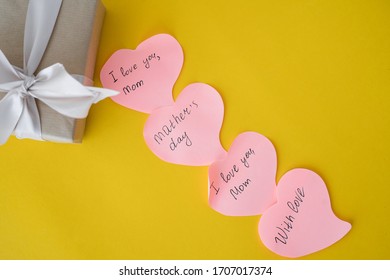 Kraftkarton auf gelbem Hintergrund klebrige Blätter mit den Worten liebe dich Mama, mit Liebe, freier Platz für Text.