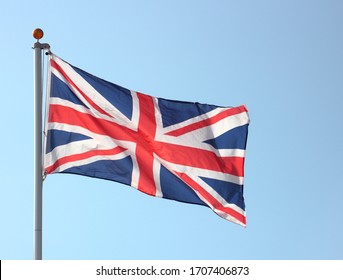 Union Jack flag blæser i vinden på flagstang