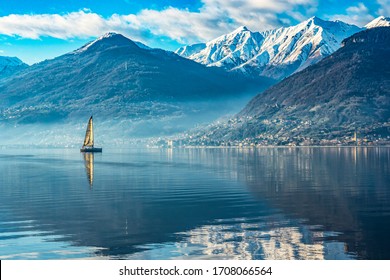 Barco de vela en el lago de Como