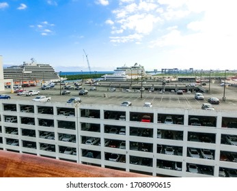 La vista dal terminal di Port Everglades, a Ft. Lauderdale, Florida, del canale e della spiaggia da una nave da crociera.