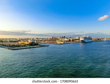 La vista dal terminal di Port Everglades, a Ft. Lauderdale, Florida, del canale e della spiaggia da una nave da crociera.