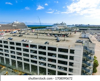 La vista dal terminal di Port Everglades, a Ft. Lauderdale, Florida, del canale e della spiaggia da una nave da crociera.