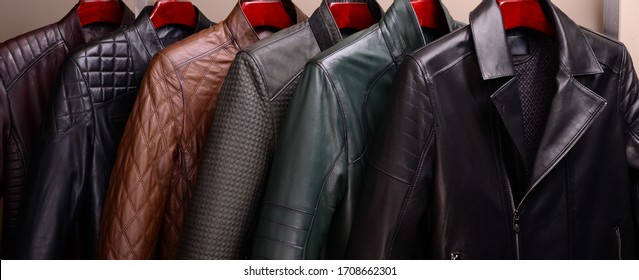 Nueva colección de chaquetas de cuero de primavera de diferentes colores para hombres. Fondo colorido de prendas de abrigo modernas de primavera y otoño. Primer plano. Ropa de temporada en oferta en la tienda.