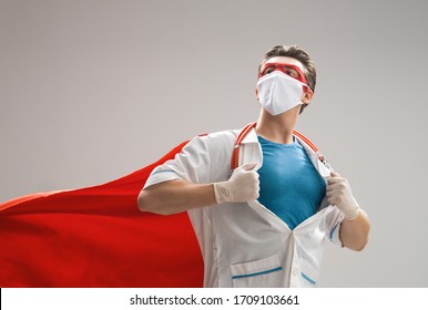 コロナウイルスの発生時にフェイスマスクとスーパーヒーローのマントを着た医師. ウイルスと病気の保護、検疫。COVID-2019。薬のためのスーパー ヒーロー パワー。