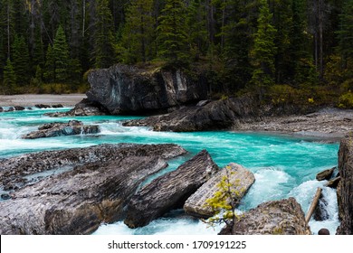 Kicking Horse River ten westen van Field, nabij Natural Bridge Yoho National Park, British Columbia, Canada
