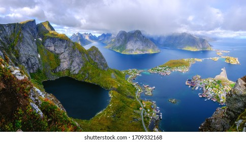 vista del pueblo entre los fiordos en noruega, islas lofoten