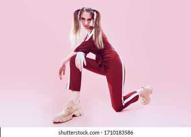 Modni koncept. Sportsko šik stil. Portret cijele dužine lijepe djevojke u modernoj sportskoj odjeći.