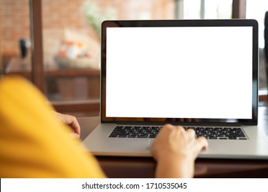 phụ nữ sử dụng máy tính xách tay làm việc ở nhà với màn hình trắng trống.