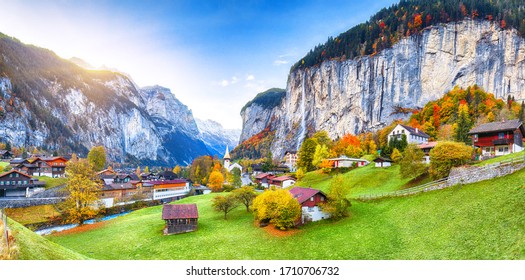 Cautivante vista otoñal del valle de Lauterbrunnen con la hermosa cascada de Staubbach y los Alpes suizos al fondo. Ubicación: pueblo de Lauterbrunnen, Berner Oberland, Suiza, Europa.