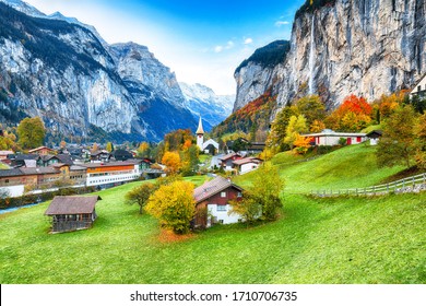 Increíble paisaje otoñal del turístico pueblo alpino Lauterbrunnen con la famosa iglesia y la cascada Staubbach. Ubicación: pueblo de Lauterbrunnen, Berner Oberland, Suiza, Europa.