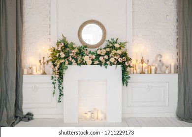 Open haard met kaarsen versierd met bloemen