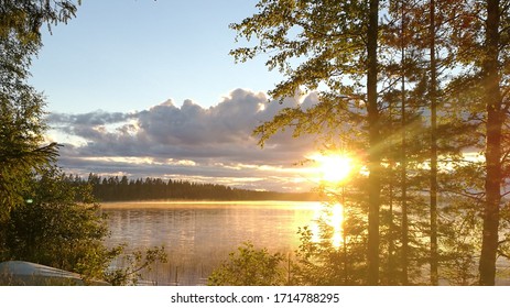 Lago sereno al atardecer o al amanecer, sol reflejado en el agua