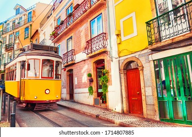 Xe điện cổ điển màu vàng trên đường phố ở Lisbon, Bồ Đào Nha. Điểm đến du lịch nổi tiếng