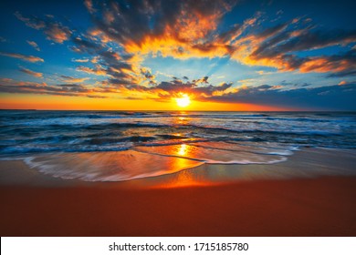 Sonnenaufgang am Strand und Meereswellen in einem tropischen Meer