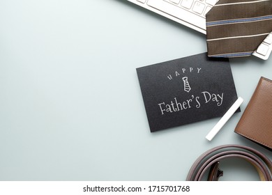 Mensaje del día del padre feliz en la pizarra. Composición plana en el escritorio de trabajo con computadora portátil, corbata y accesorios para hombres.