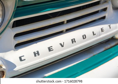 Vintage Chevrolet Front Grill op wit.