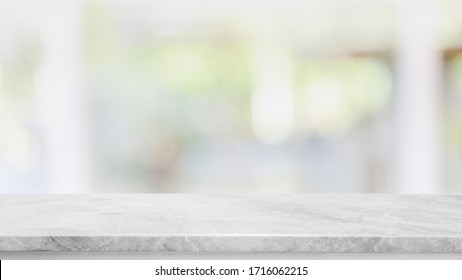 空の白い大理石の石のテーブルトップとぼかしたガラス窓のインテリアカフェとレストランのバナーで、抽象的な背景をモックアップ – 製品の表示やモンタージュに使用できます。