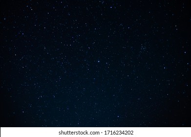 Blauwe nacht sterrenhemel, ruimte, achtergrond voor screensaver. Astrologie, horoscoop, sterrenbeelden