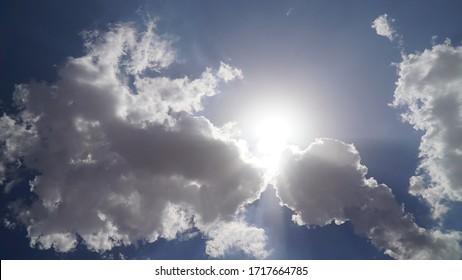Sinar matahari atau sinar menembus awan putih. Harapan, doa, rahmat dan anugerah Tuhan. Latar belakang meditasi konseptual spektakuler yang indah. Suntingan matahari terbenam yang artistik.